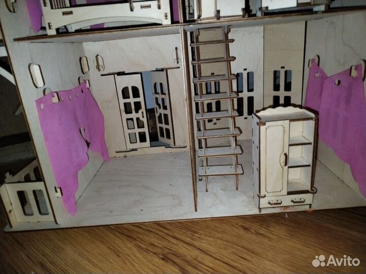 Большой кукольный домик с мебелью