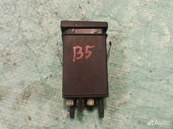 Кнопка подогрева стекла задняя Volkswagen Passat