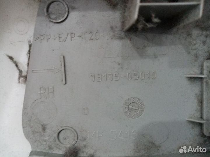 Обшивка центральной стойки Toyota Avensis II