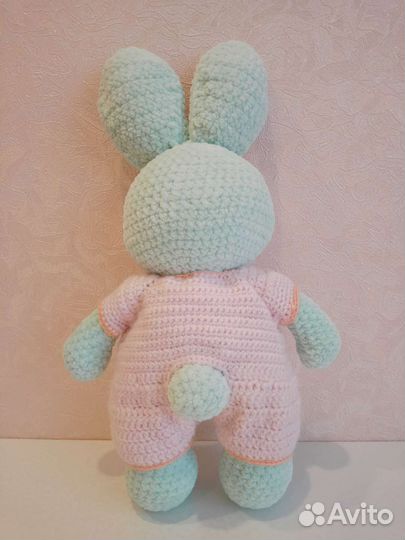 Вязаный зайчик в комбинезоне