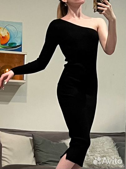 Черное платье на одно плечо