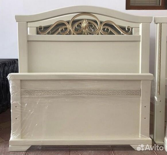 Кровать с матрасом