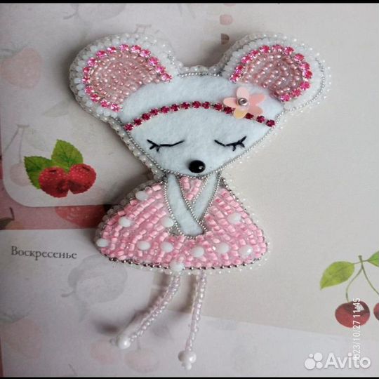 Брошь ручной работы из бисера