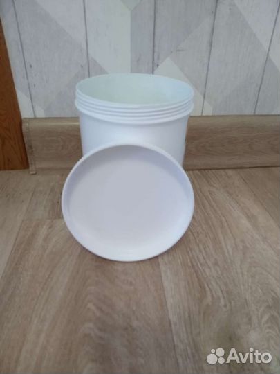 Пластиковые банки с крышкой