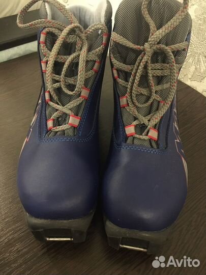 Лыжные ботинки и лыжи