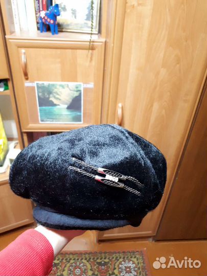 Женские меховые шапки