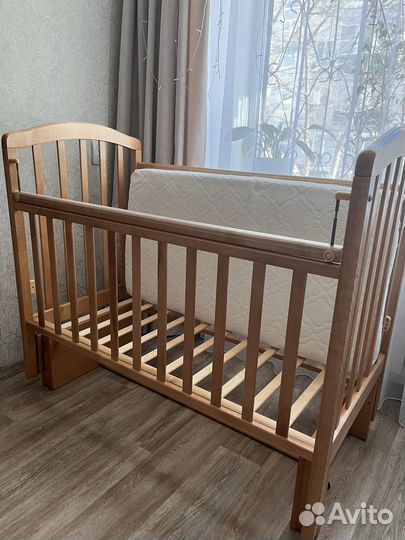 Детская кроватка с маятником
