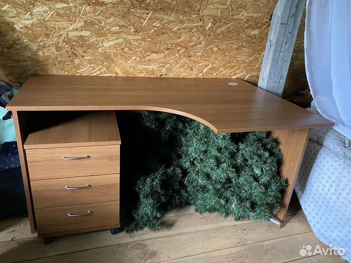 Письменный(компьютерный) стол с тумбой