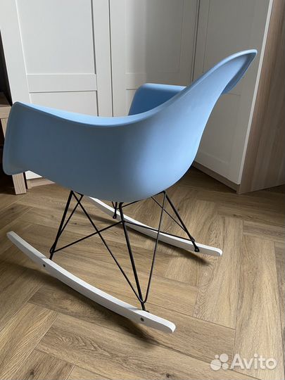 Кресло-качалка Eames голубое