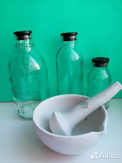 Бутылочки, ступка с пестиком медицинские