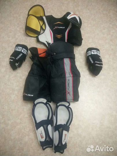 Нагрудник, шорты и шлем на подростка