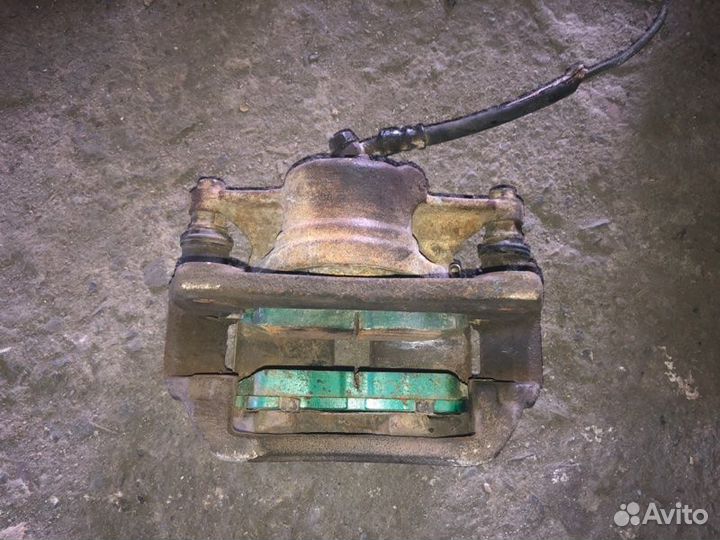 Суппорт тормозной передний правый Toyota Corona