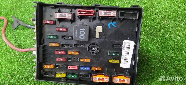 Блок предохранителей под капот Volkswagen Passat