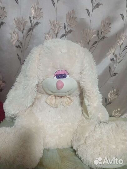 Большой плюшевый заяц