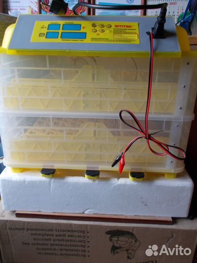 Инкубатор с автоповоротом, терморегулят. и гигром