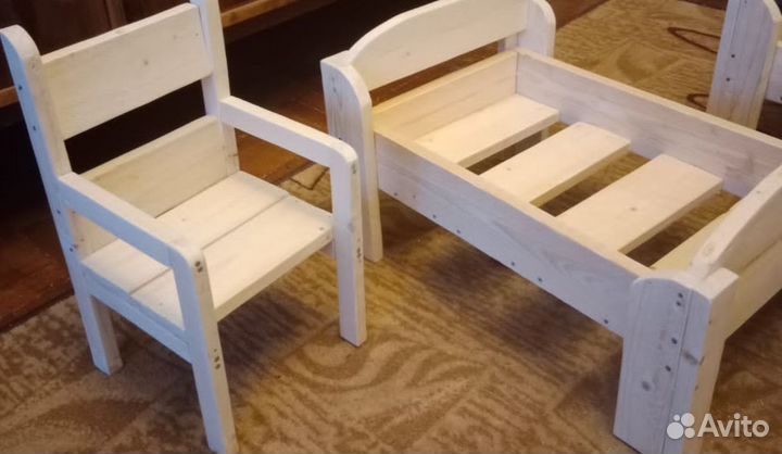 Кроватка для кукол. Стол. Стул. Отдам бесплатно