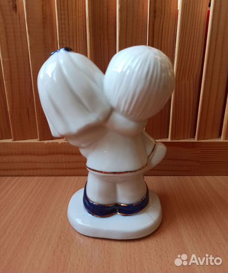 Статуэтка Мальчик и девочка фарфор