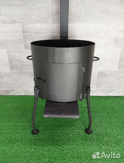 Учаг для казана с трубой и дверцей