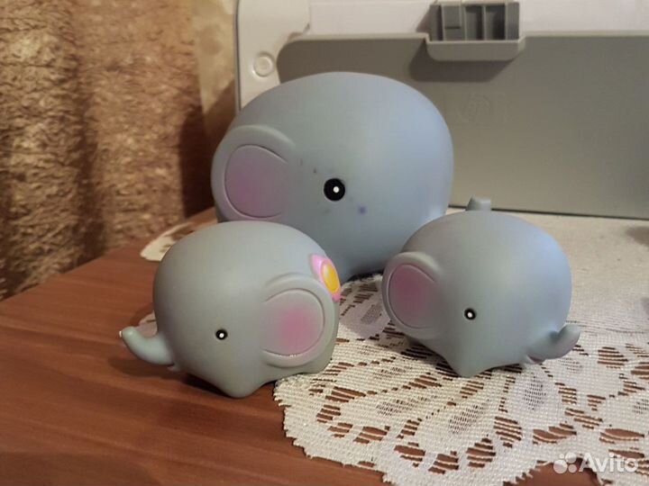 Резиновые слониха со слонятами для купания