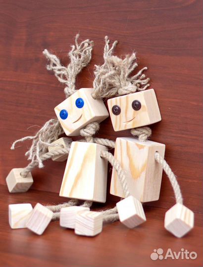 Пара сувенирных кукол из дерева
