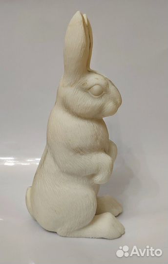 Фигурка белого зайца из ангидрита 10 х 8 х 19 см