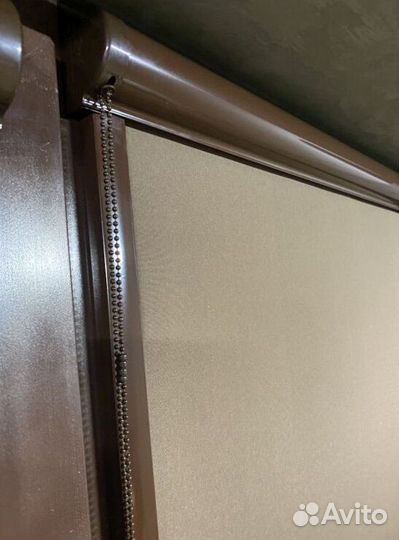 Рулонные шторы в коричневом коробе H8095