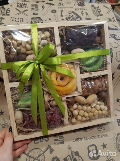 Подарочный бокс с орехами и сухофруктами