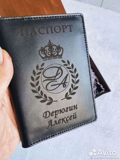 Обложка на паспорт с отсеками под карты