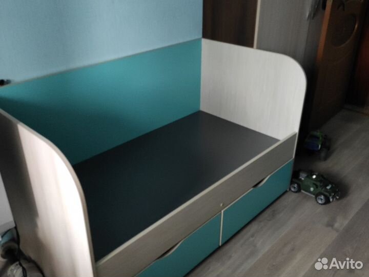 Детская кровать с двумя выдвижными ящиками