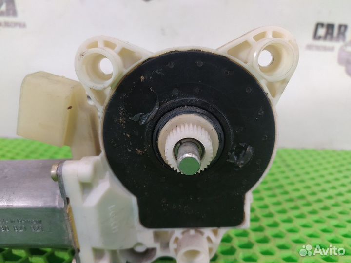 Моторчик стеклоподъемника передний правый R