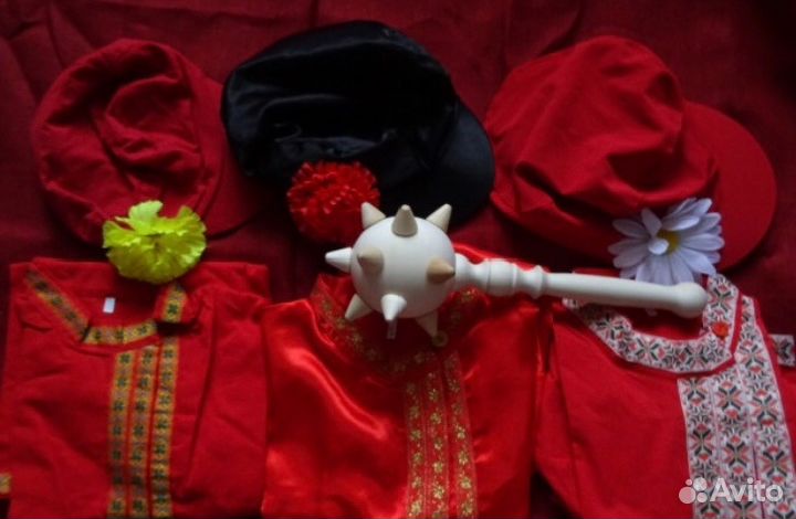 Картузы мужские разных цветов, ложки, трещотки