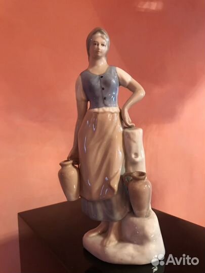 Фарфоровая статуэтка. Девушка с кувшинами. Испания