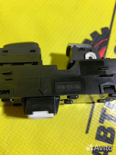 Кнопка стеклоподъемника задняя правая Kia Sportage