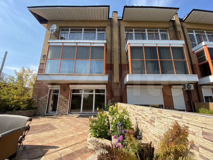 Коттедж 400 м² на участке 10 сот.