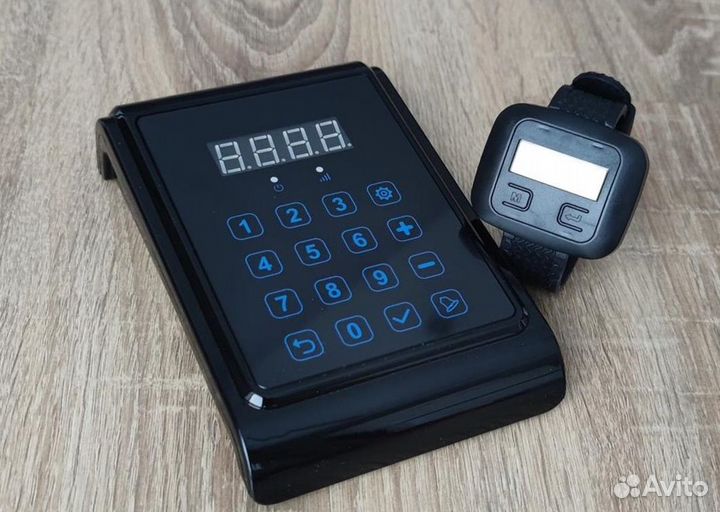 Пульт и часы официанта для вызова на кухню