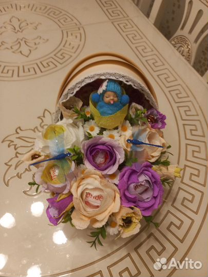 Цветы с конфетами на выписку из роддома в люльке