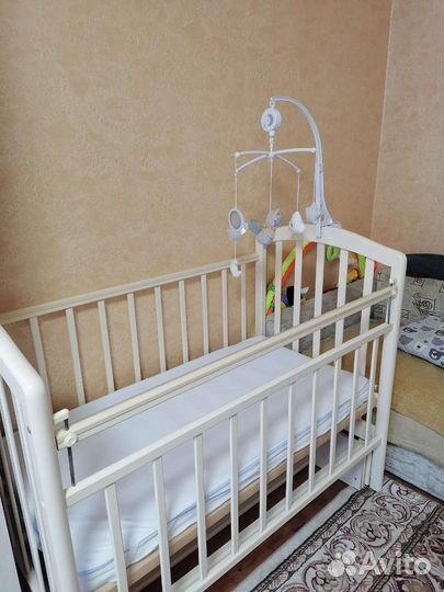 Детская кроватка с маятником