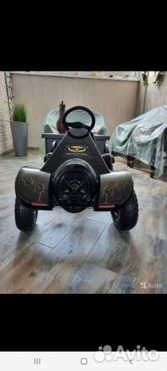 Машина на педалях