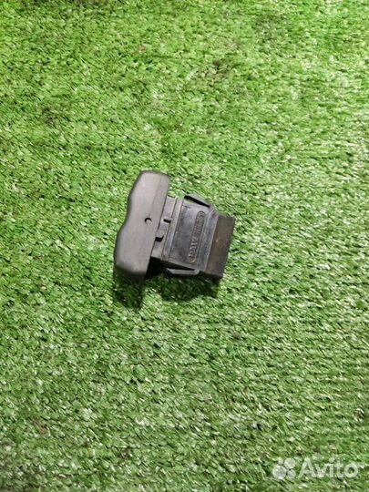 Кнопка центрального замка Renault Logan