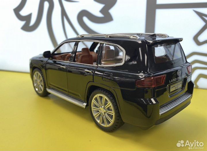 Toyota Land Cruiser 300 / Металлическая Игрушка