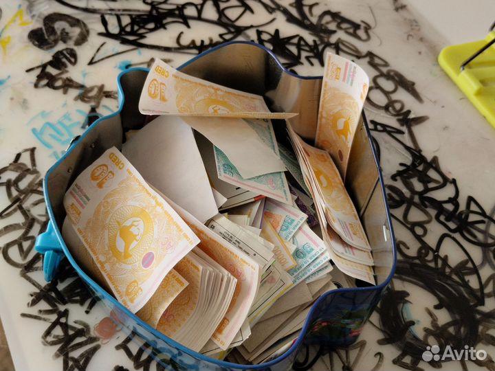 Аноним бокс с ненастоящими и настоящими деньгами