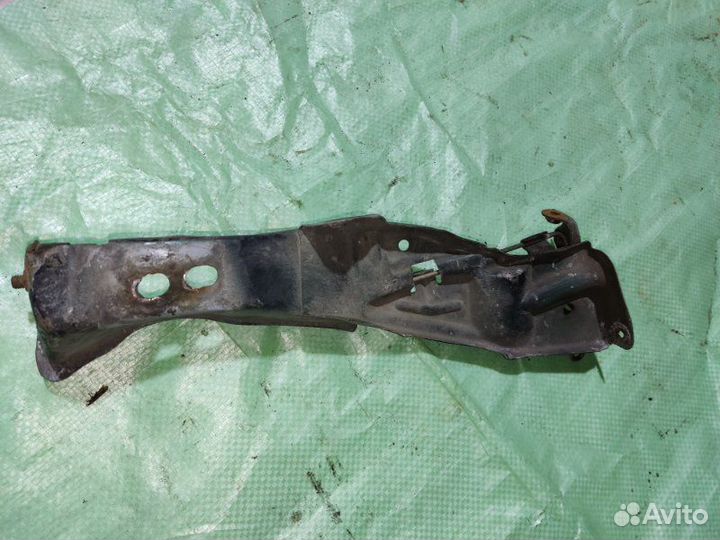 Замок капота левый Audi 100 седан 2.5 AAT 1991