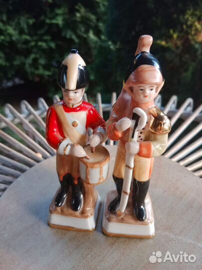 Старинный солдатик. Фарфор, ручная роспись