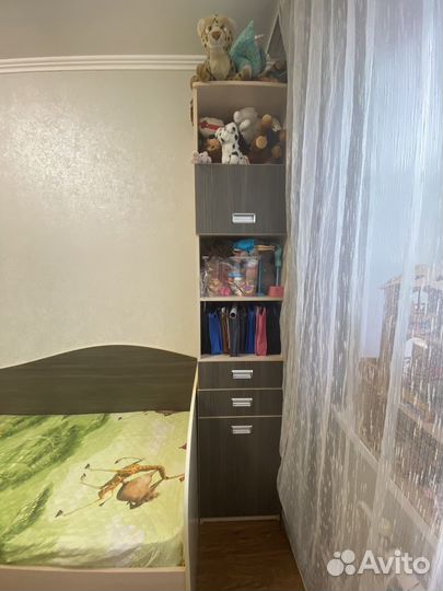 Детская кровать +пенал +стол школьный