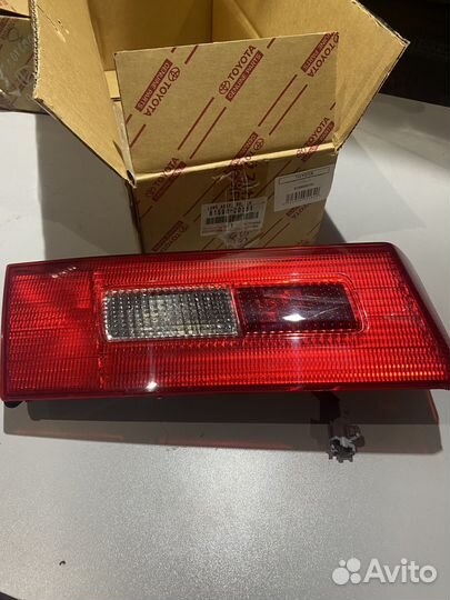 Фонарь задний в сборе правый Toyota Corona T210