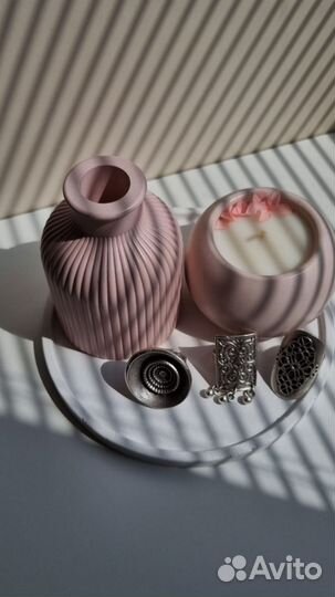 Ваза для цветов, свеча и поднос