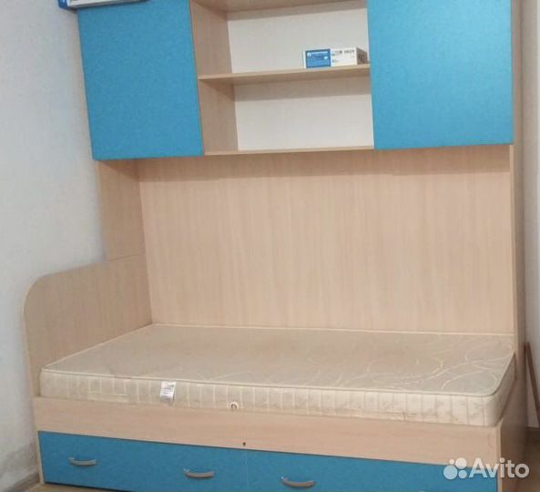 Детская кровать и шкаф