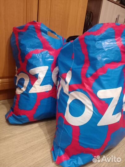 Пакет с вещами на девушку