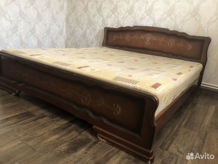 Кровать с матрасом бу из массива