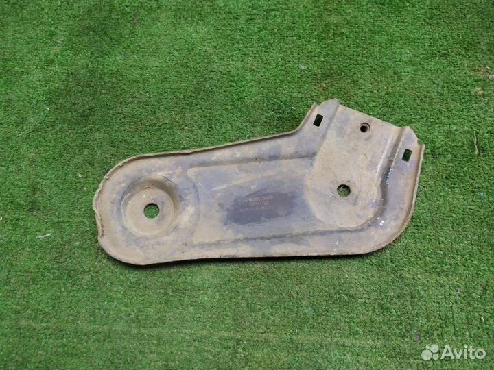 Кронштейн передний правый Opel Astra 2010